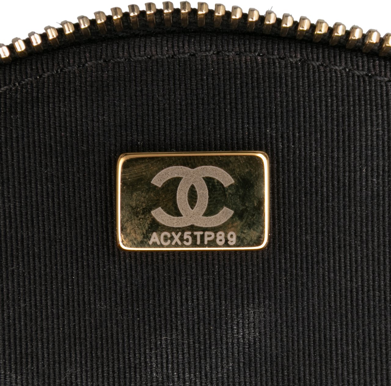 Chanel Quilted Lambskin Oval Logo Chain Top Handle Round Clutch on Chain Zwart