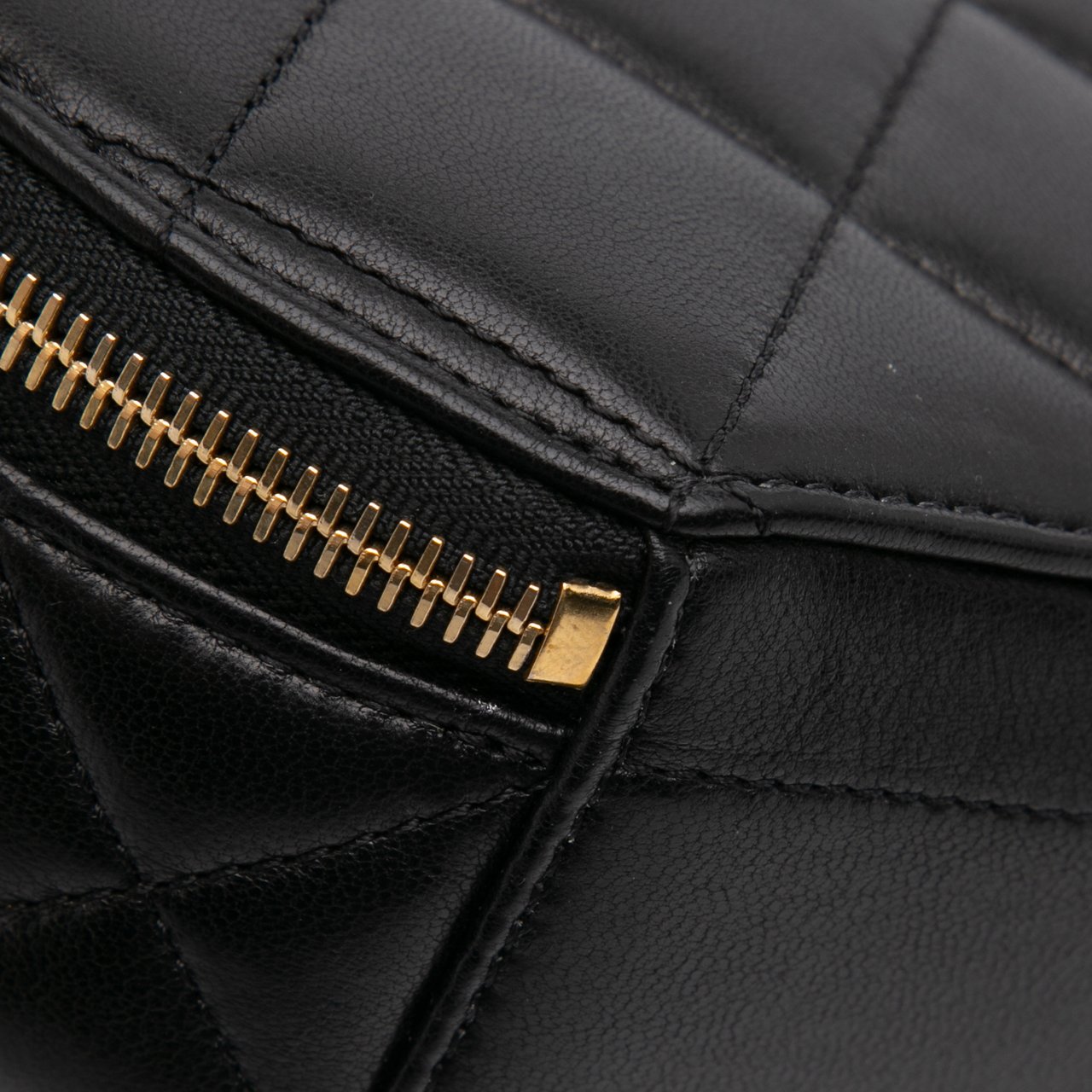 Chanel Quilted Lambskin Oval Logo Chain Top Handle Round Clutch on Chain Zwart