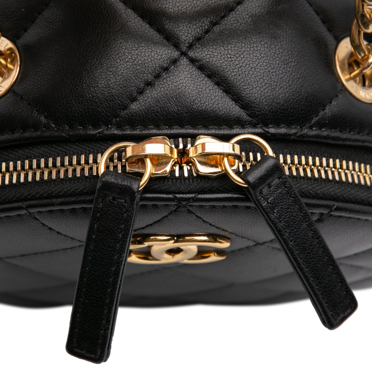 Chanel Quilted Lambskin Oval Logo Chain Top Handle Round Clutch on Chain Zwart