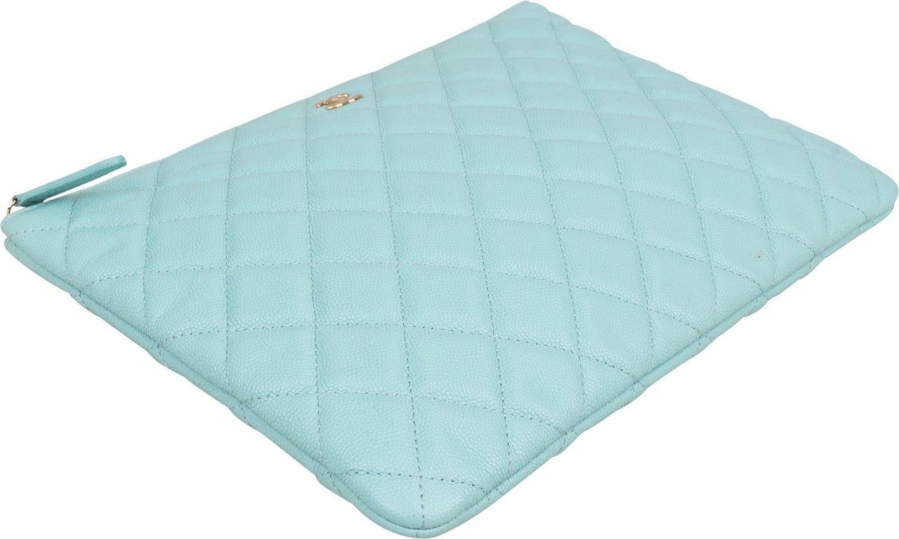 Chanel Chanel Quilted Caviar Leather CC Clutch Blauw