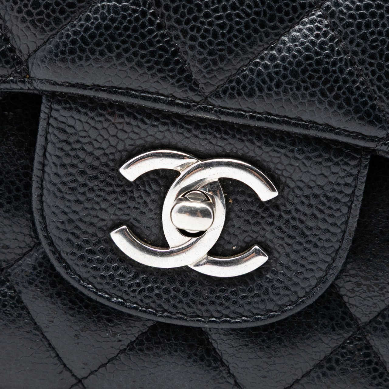 Chanel Jumbo Classic Caviar Double Flap Zwart