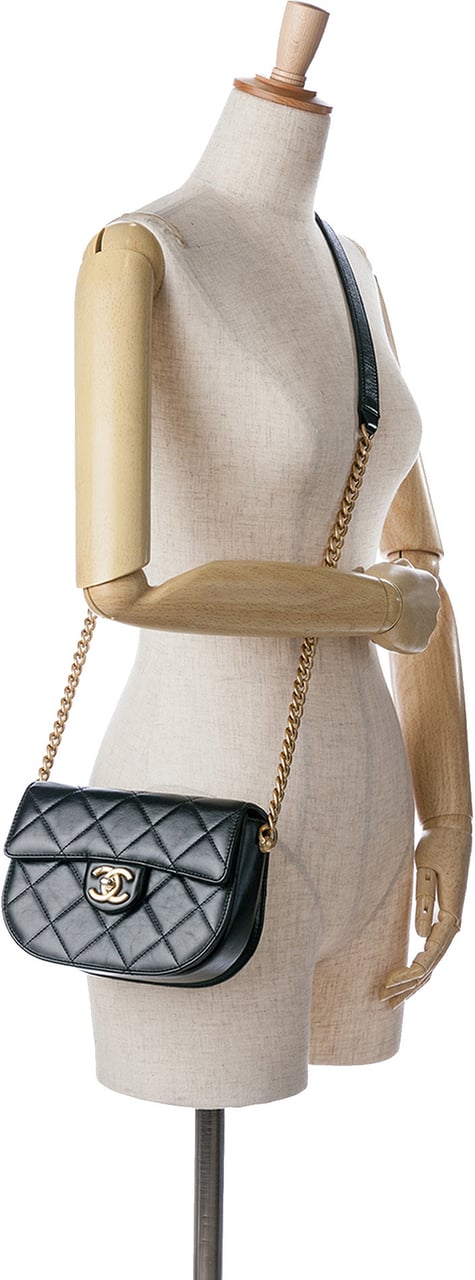 Chanel CC Quilted Calfskin Round Moon Messenger Flap Zwart