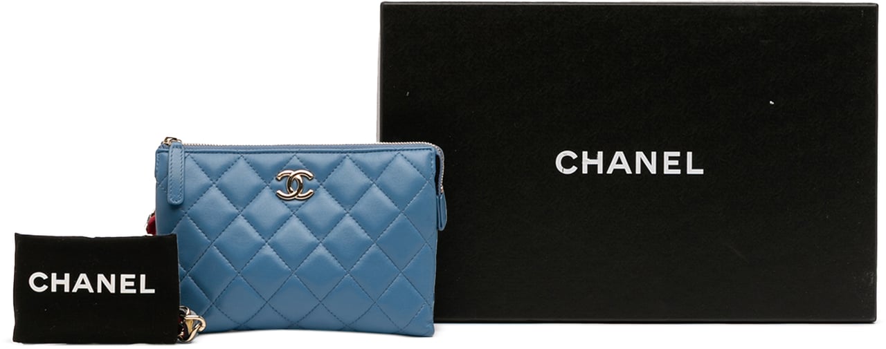 Chanel CC Quilted Lambskin Ribbon Clutch Blauw
