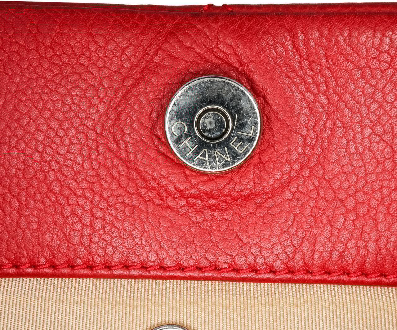 Chanel Quilted Caviar Expandable Zip Tote Rood