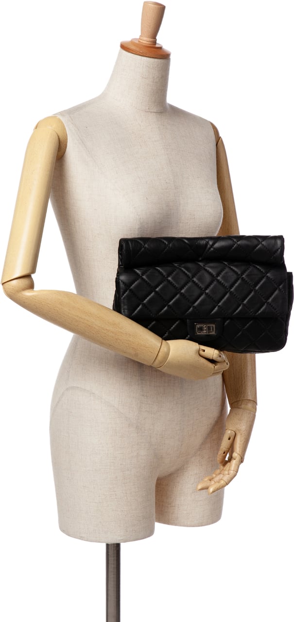 Chanel Reissue 2.55 Metallic Lambskin Roll Clutch Zwart