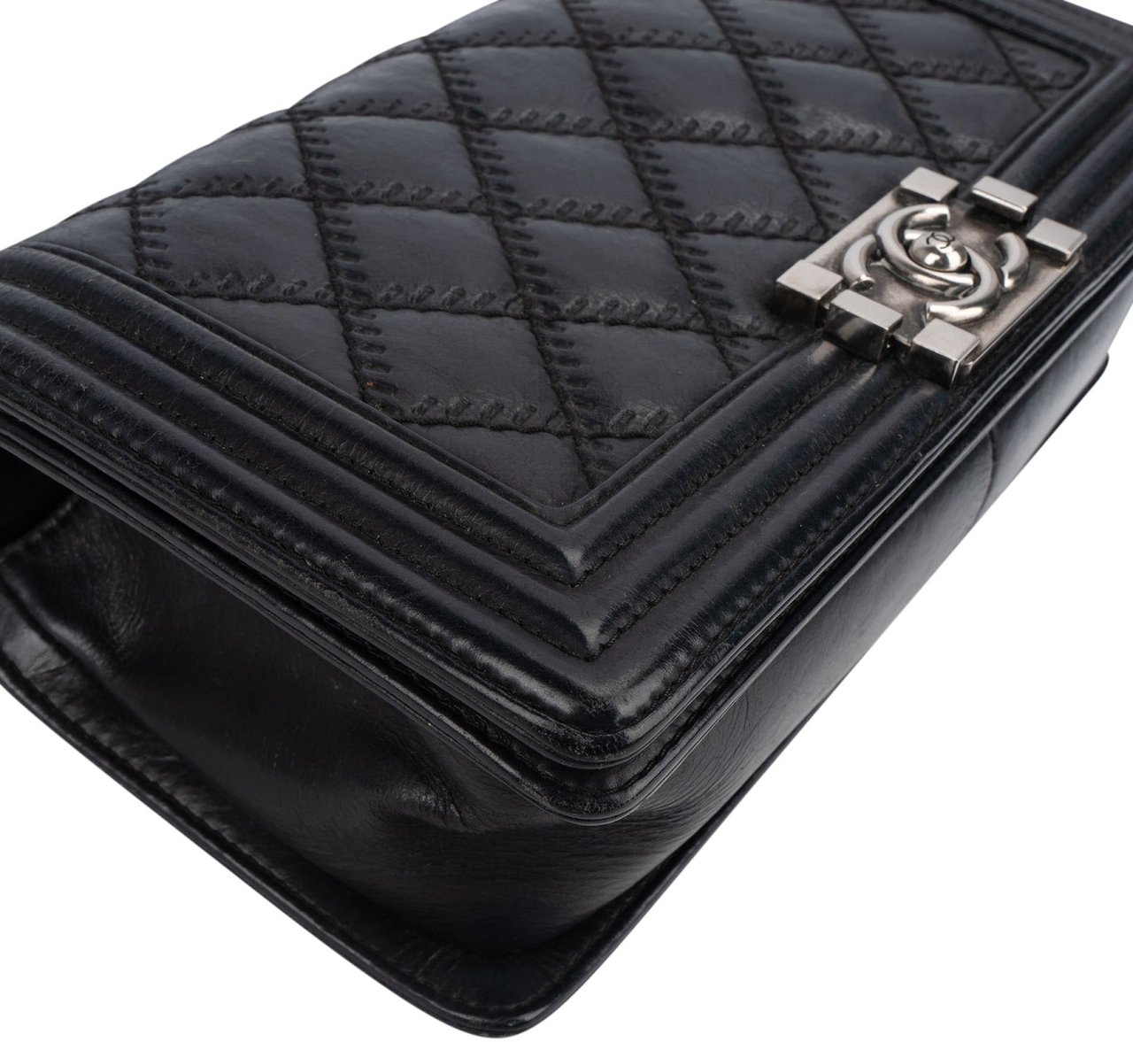 Chanel Chanel Aged Quilted Calfskin Medium Boy Crossbody Bag Zwart