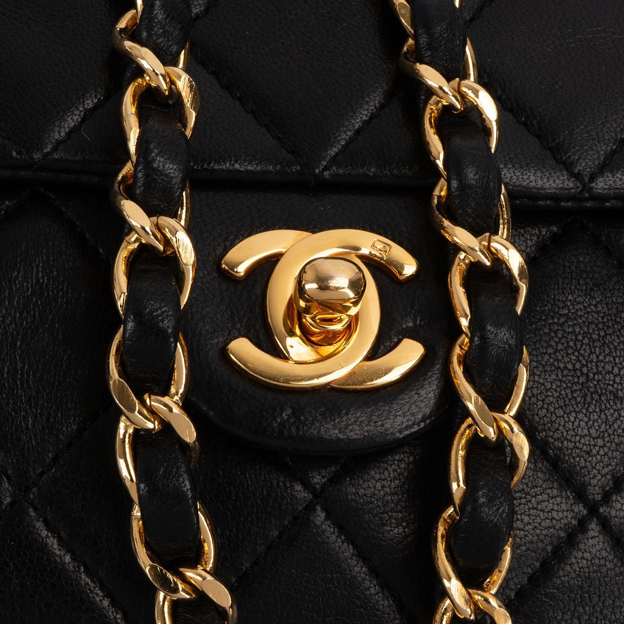 Chanel Quilted Lambskin Rectangular 24K Gold Single Flap Crossbody Bag Zwart