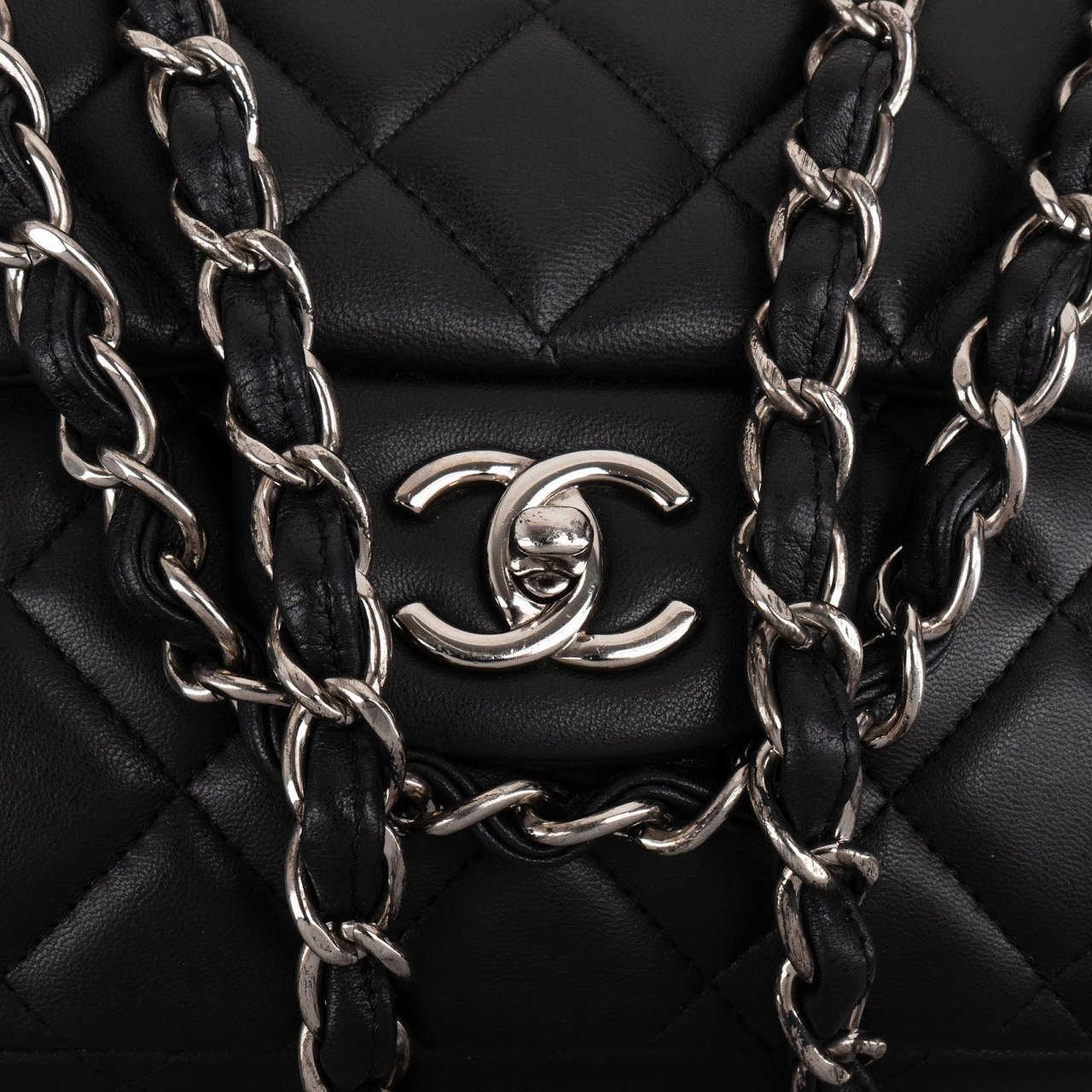 Chanel Quilted Lambskin Palladium Maxi Single Flap Crossbody Bag Zwart
