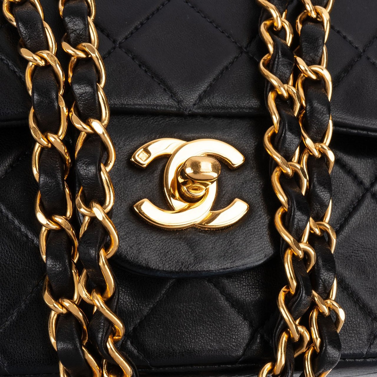 Chanel Quilted Lambskin 24K Gold Medium Double Flap Shoulder Bag Zwart