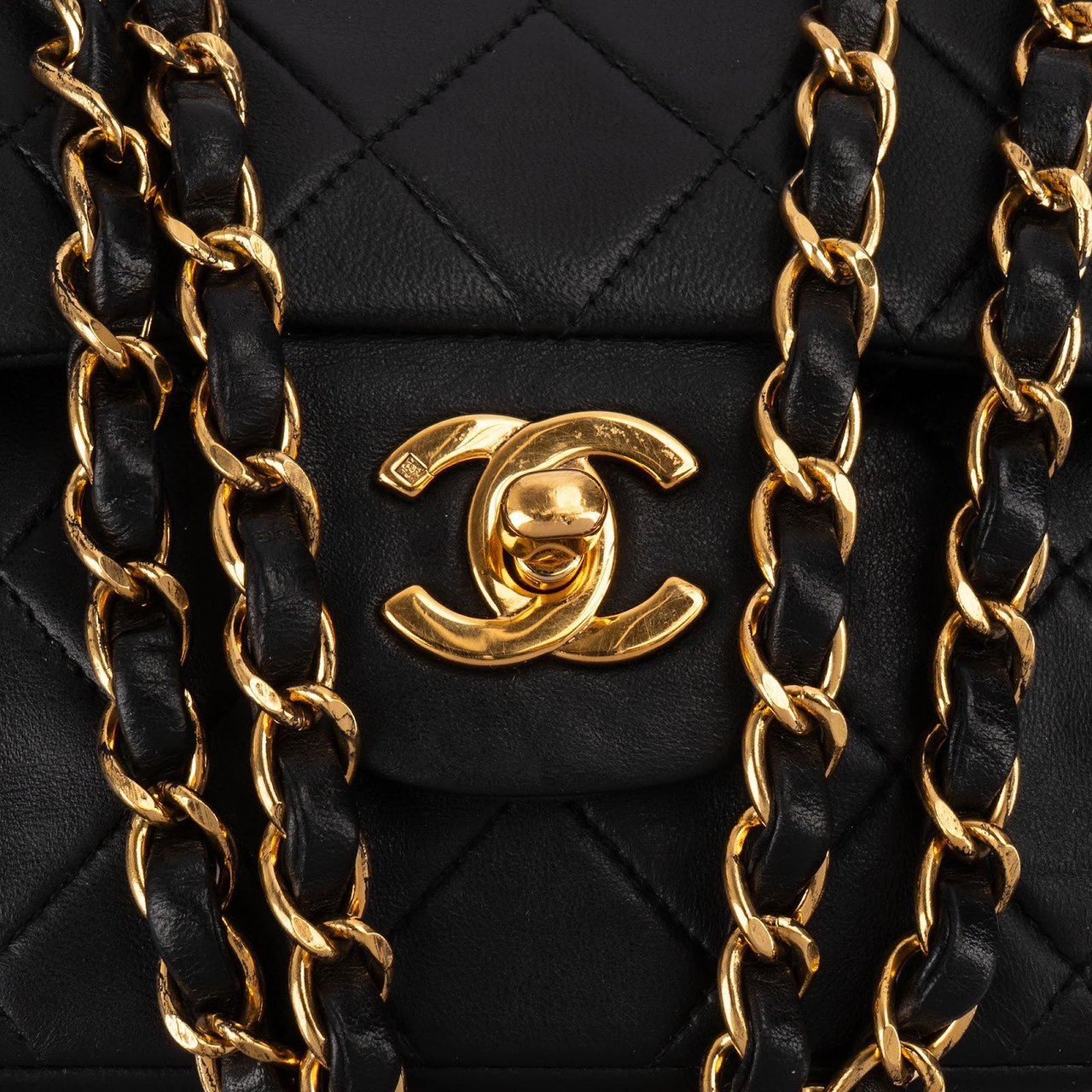 Chanel Quilted Lambskin 24K Gold Medium Double Flap Shoulder Bag Zwart