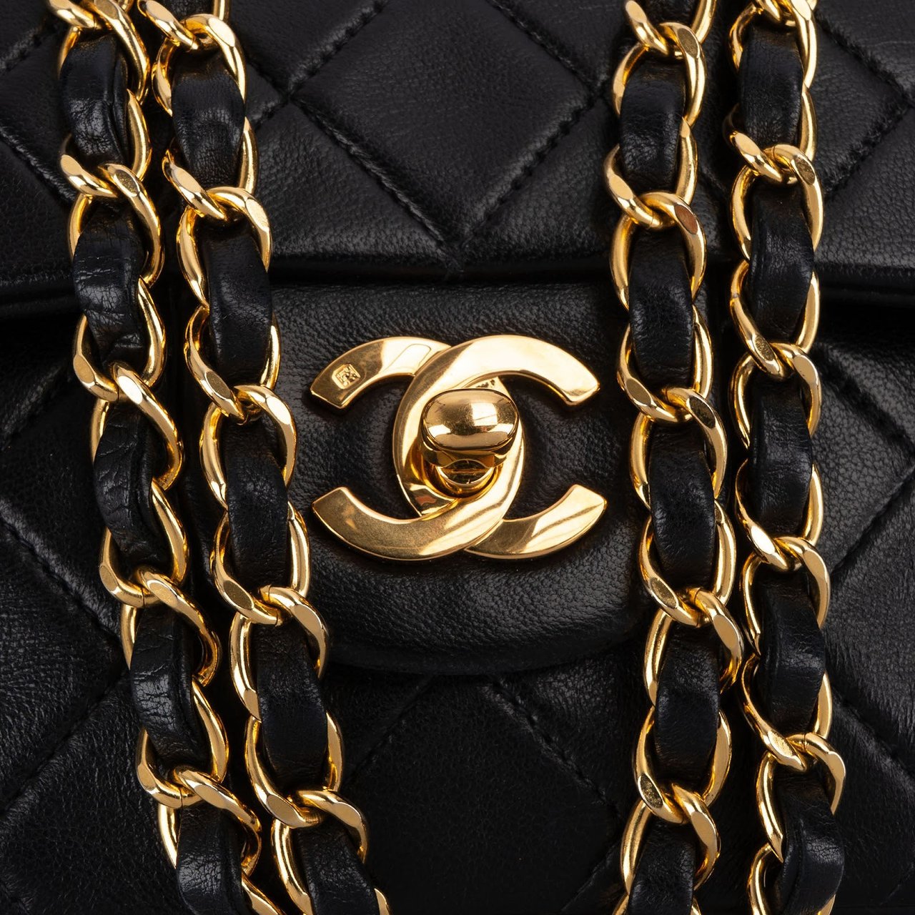 Chanel Quilted Lambskin 24K Gold Medium Double Flap Shoulder Bag Zwart