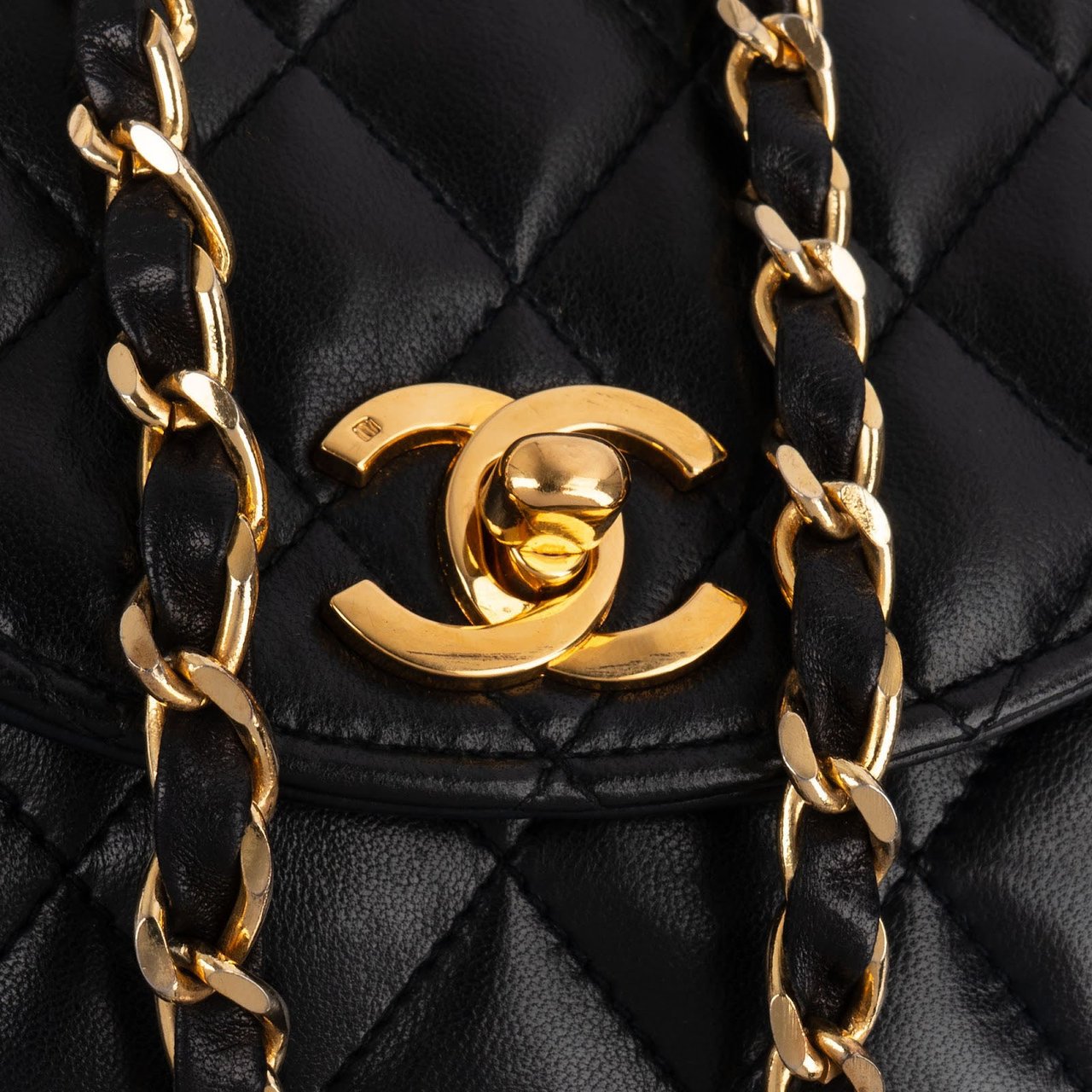 Chanel Quilted Lambskin 24K Gold Single Flap Crossbody Bag Zwart