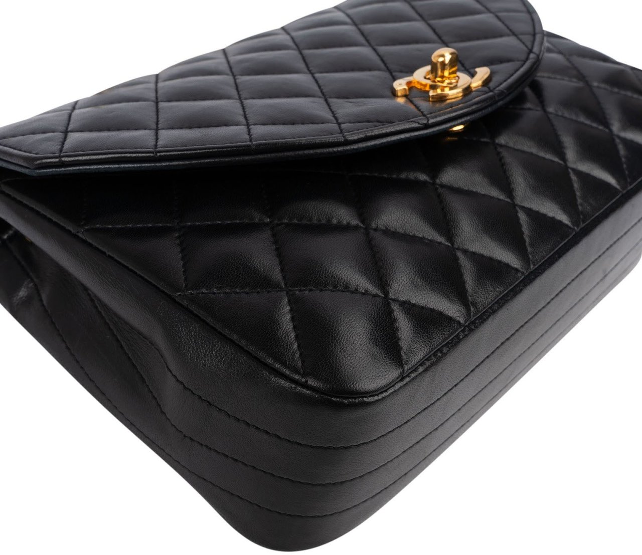 Chanel Quilted Lambskin 24K Gold Single Flap Crossbody Bag Zwart