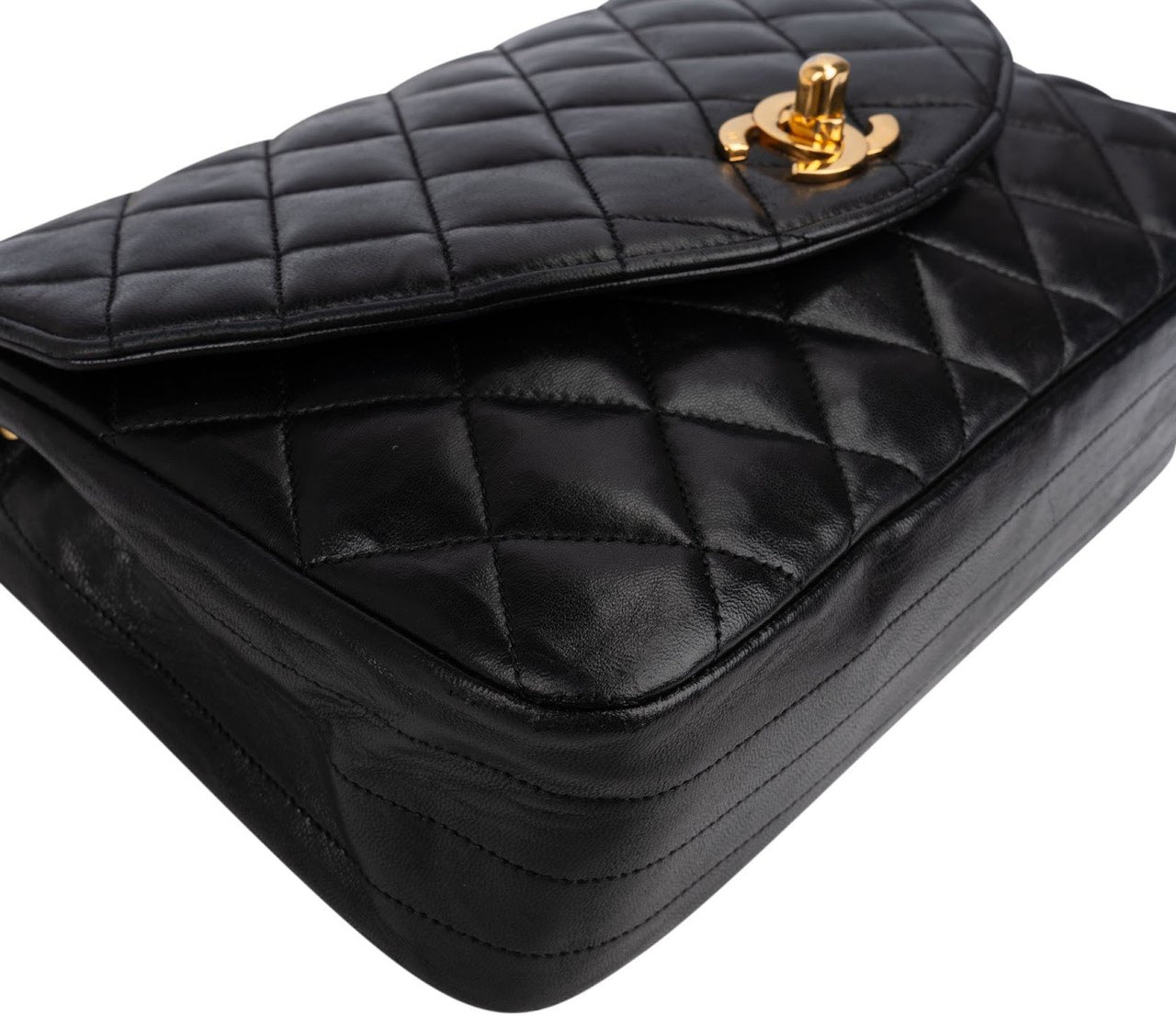 Chanel Quilted Lambskin Diana 24K Gold Single Flap Crossbody Bag Zwart