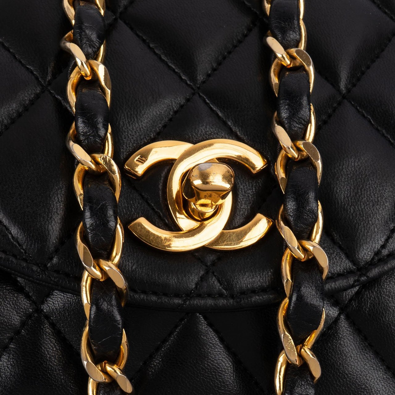 Chanel Quilted Lambskin Diana 24K Gold Single Flap Crossbody Bag Zwart