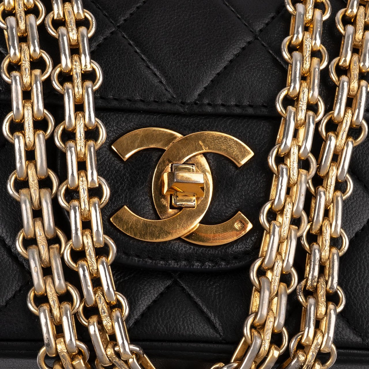 Chanel Quilted Lambskin 24K Gold Double Flap Shoulder Bag Zwart