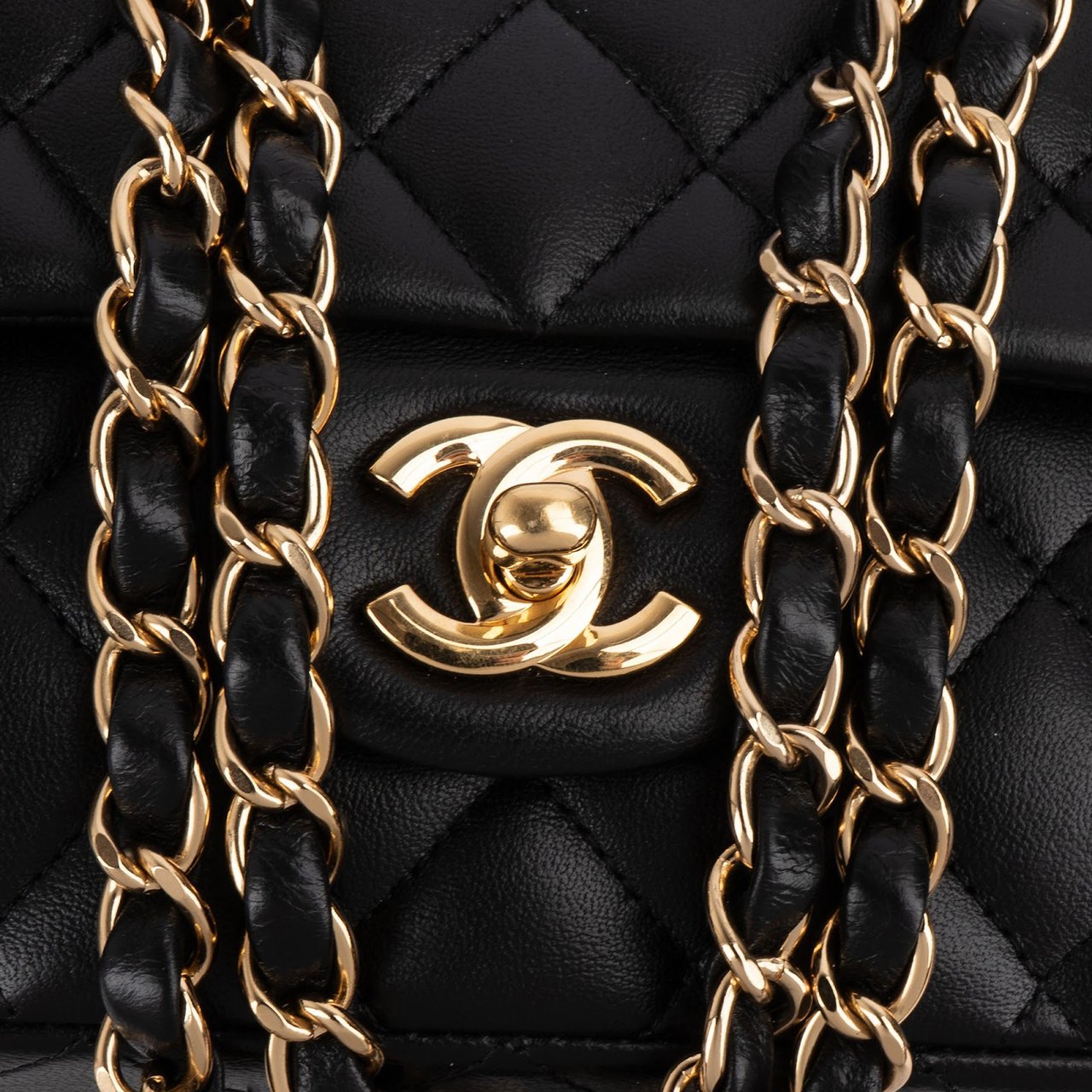 Chanel Quilted Lambskin Medium Double Flap Shoulder Bag Zwart