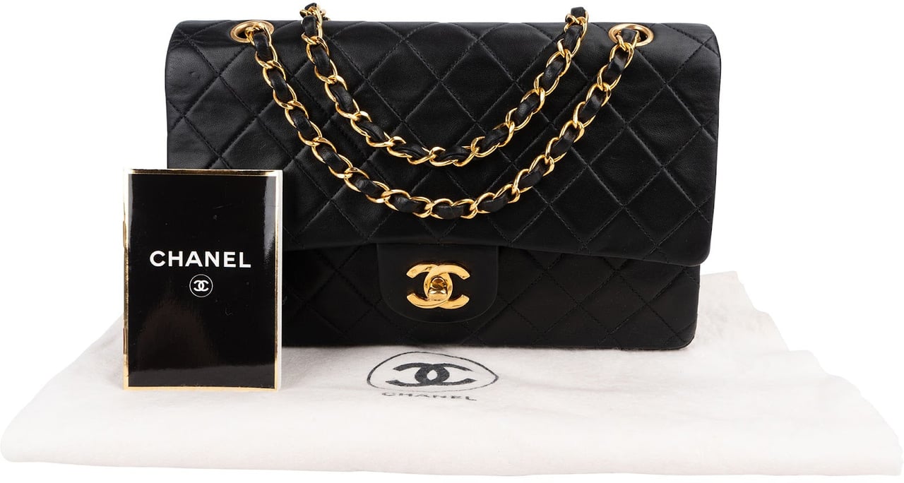 Chanel Quilted Lambskin 24K Gold Medium Double Flap Shoulder Bag Zwart
