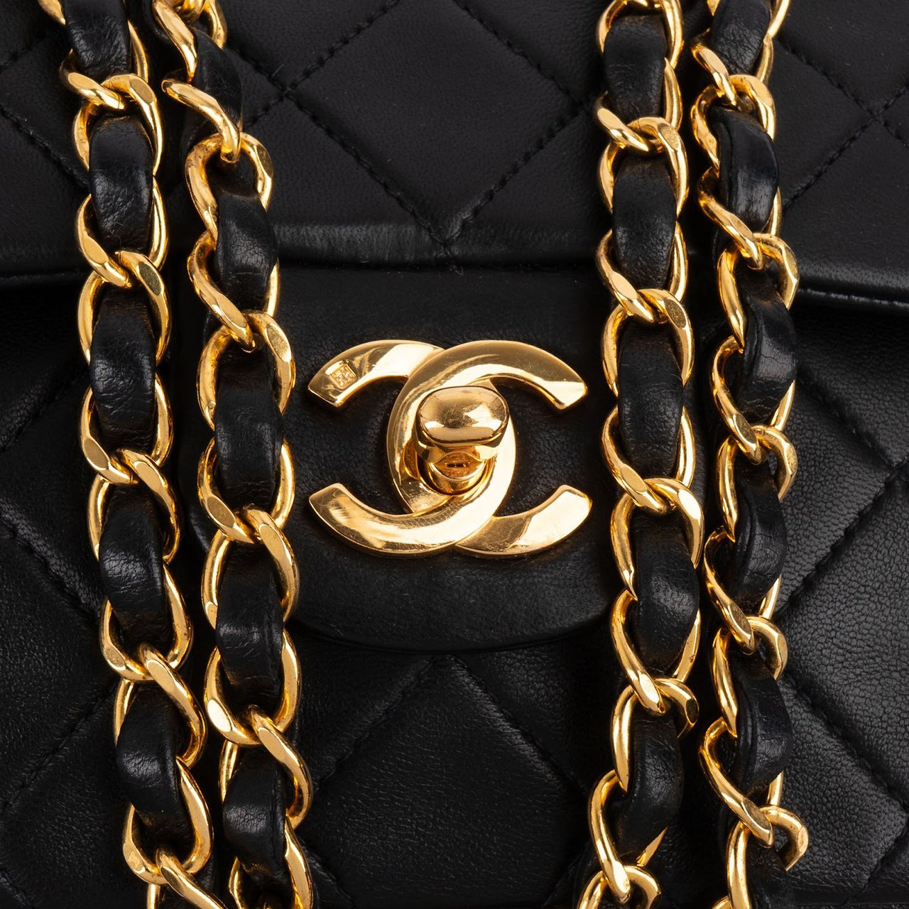Chanel Quilted Lambskin 24K Gold Medium Double Flap Shoulder Bag Zwart