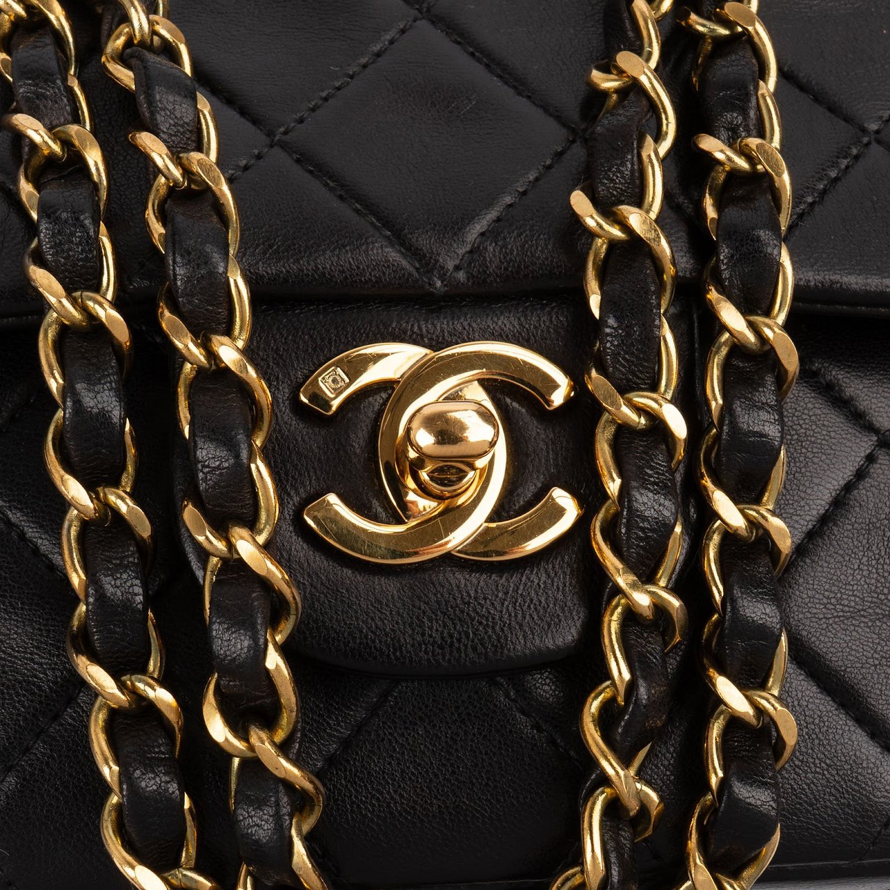 Chanel Quilted Lambskin 24K Gold Medium Double Flap Shoulder Bag Zwart