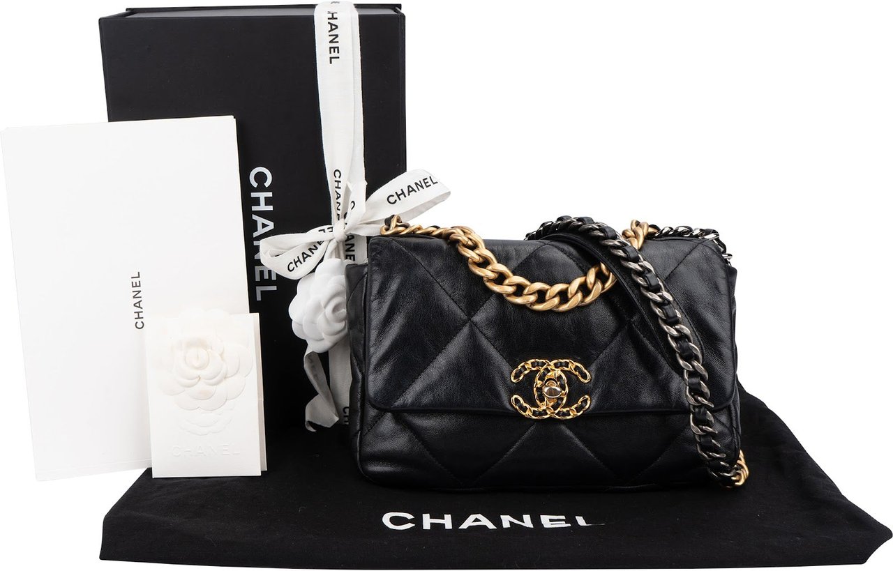 Chanel 19 Quilted Lambskin Single Flap Crossbody Bag Zwart
