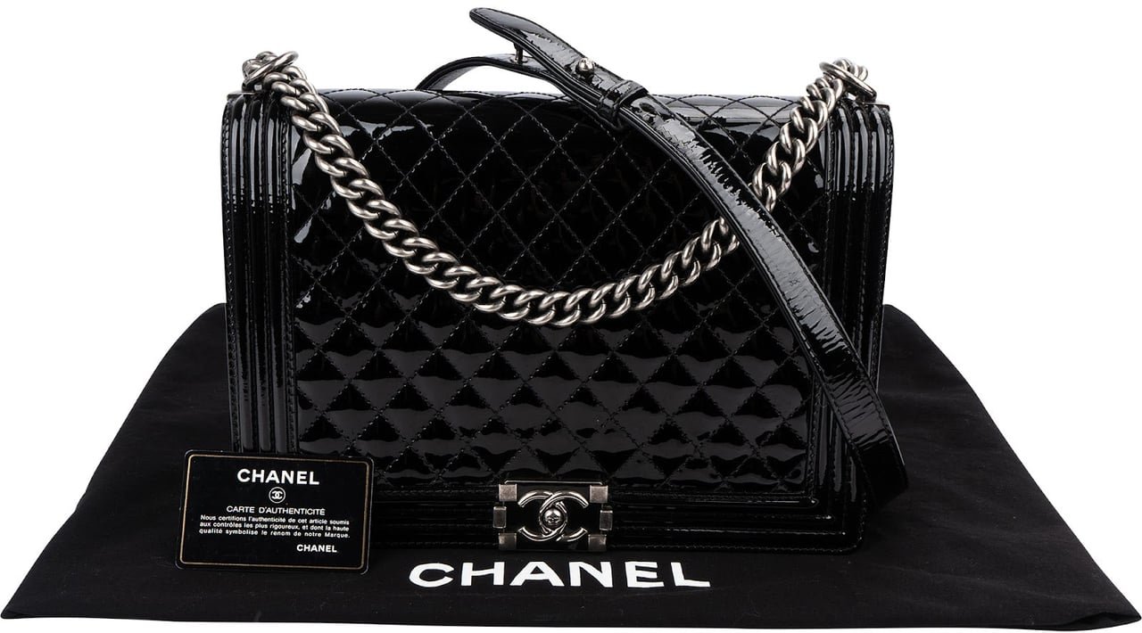 Chanel Quilted Patent Leather Jumbo Boy Single Flap Crossbody Bag Zwart