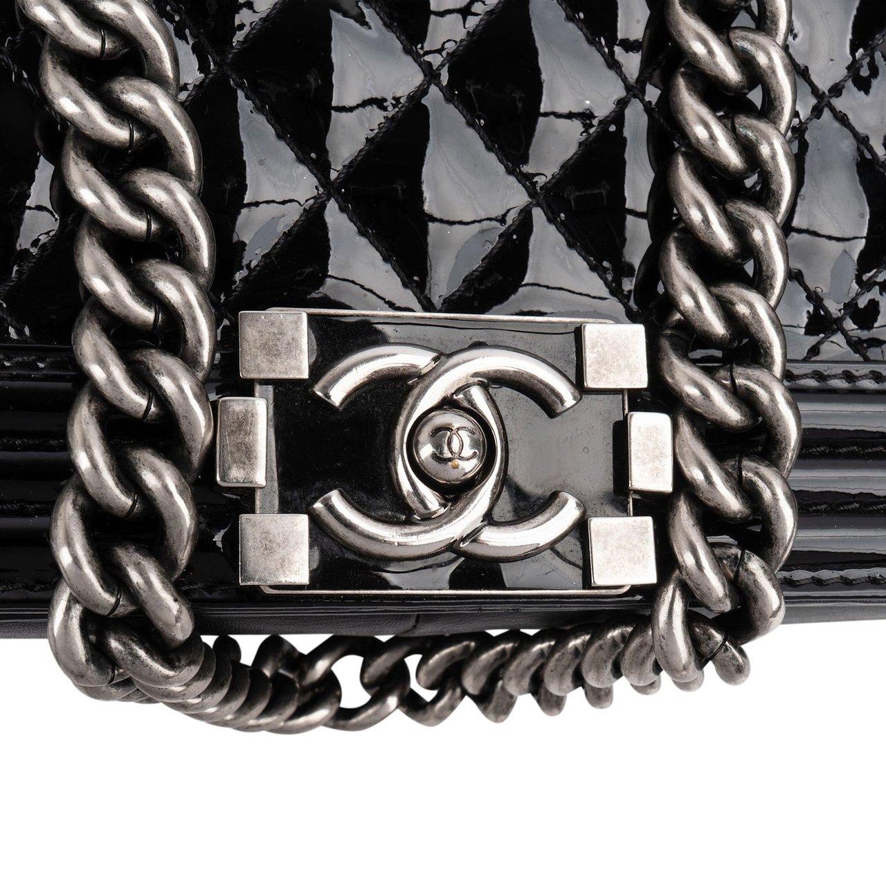 Chanel Quilted Patent Leather Jumbo Boy Single Flap Crossbody Bag Zwart