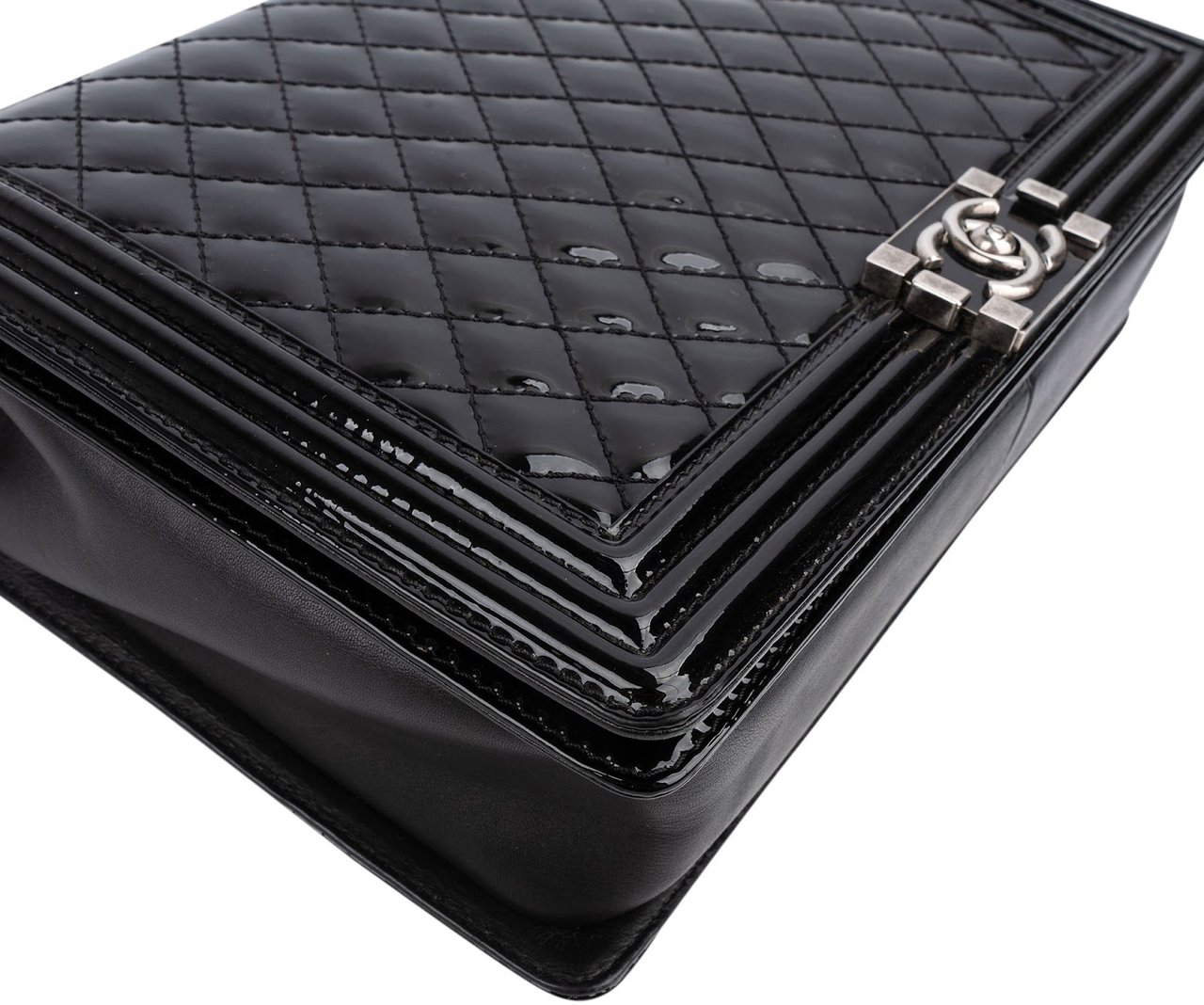 Chanel Quilted Patent Leather Jumbo Boy Single Flap Crossbody Bag Zwart