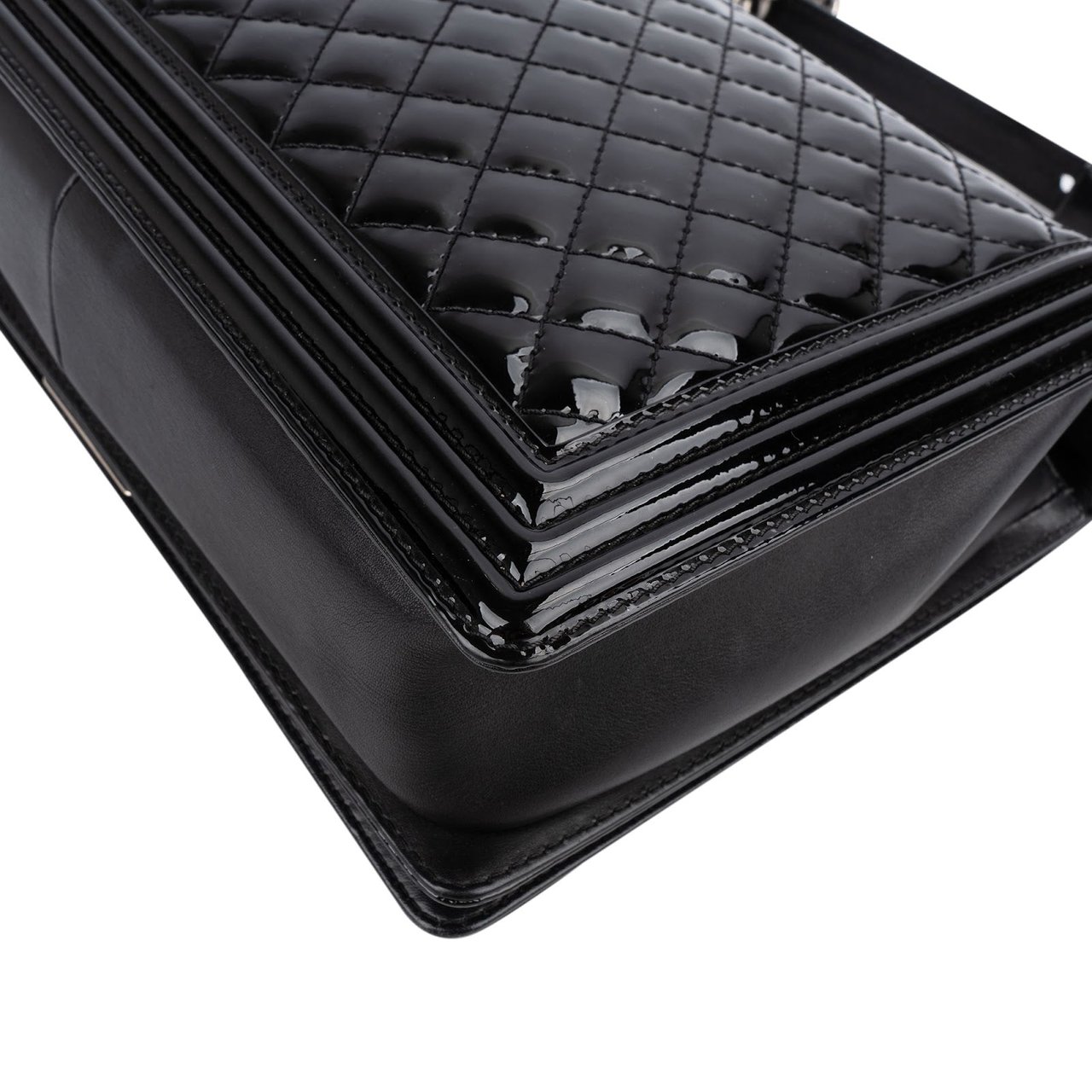 Chanel Quilted Patent Leather Jumbo Boy Single Flap Crossbody Bag Zwart