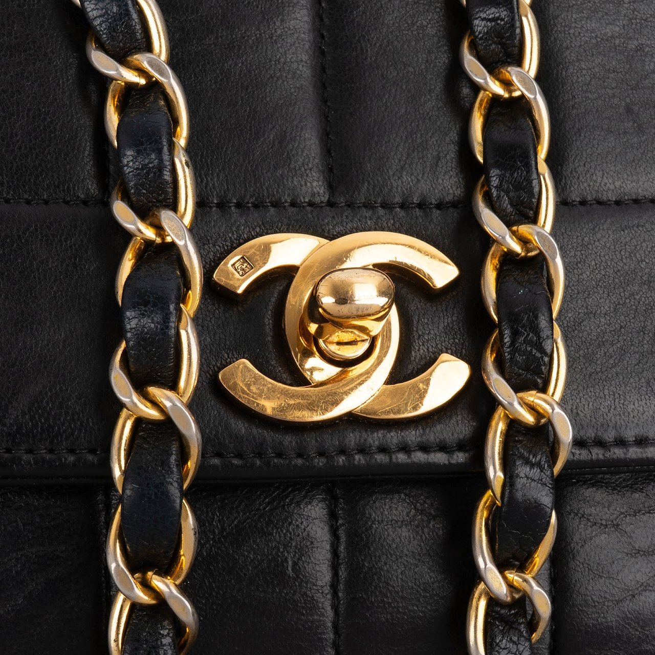 Chanel Vertical Quilted Lambskin 24K Gold Single Flap Crossbody Bag Zwart