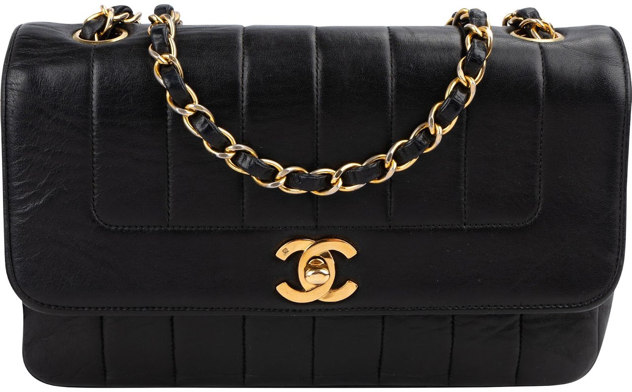 Chanel Vertical Quilted Lambskin 24K Gold Single Flap Crossbody Bag Zwart