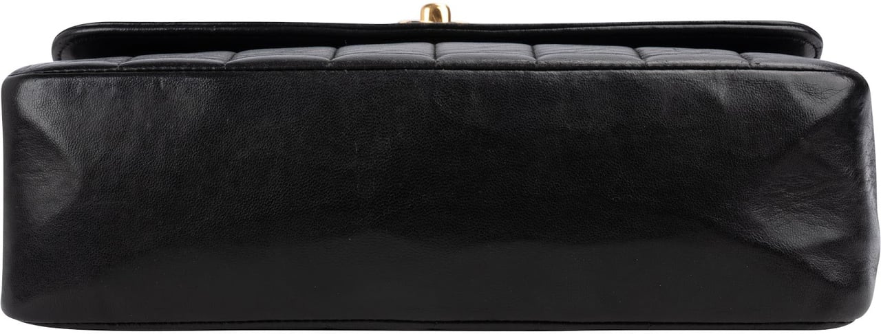 Chanel Vertical Quilted Lambskin 24K Gold Single Flap Crossbody Bag Zwart