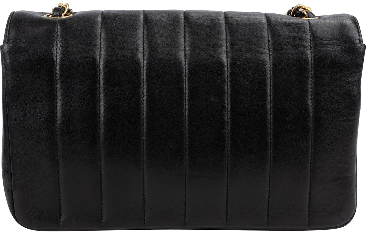 Chanel Vertical Quilted Lambskin 24K Gold Single Flap Crossbody Bag Zwart