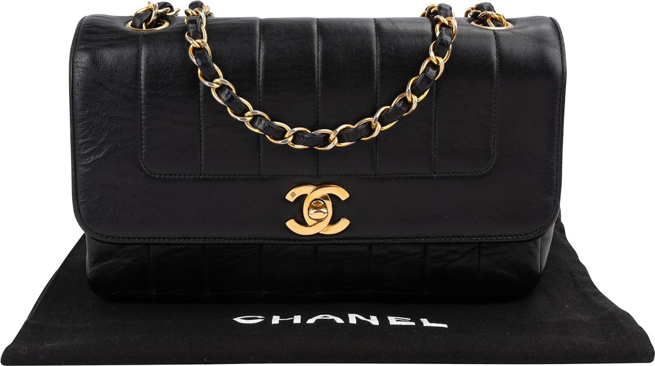 Chanel Vertical Quilted Lambskin 24K Gold Single Flap Crossbody Bag Zwart