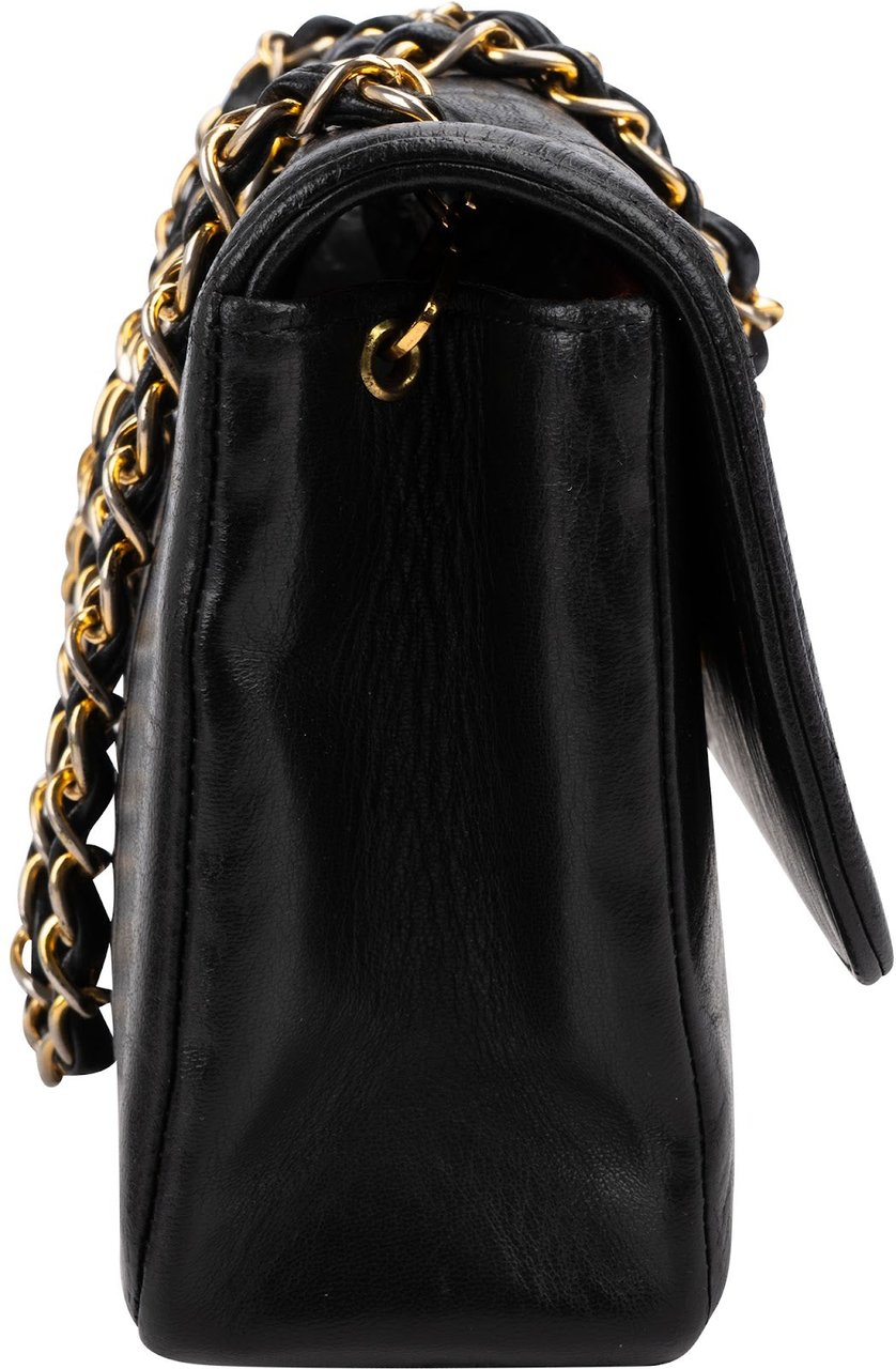 Chanel Vertical Quilted Lambskin 24K Gold Single Flap Crossbody Bag Zwart