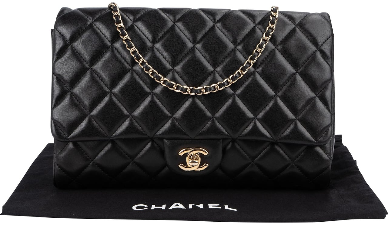 Chanel Quilted Lambskin Medium Single Flap Shoulder Bag Zwart