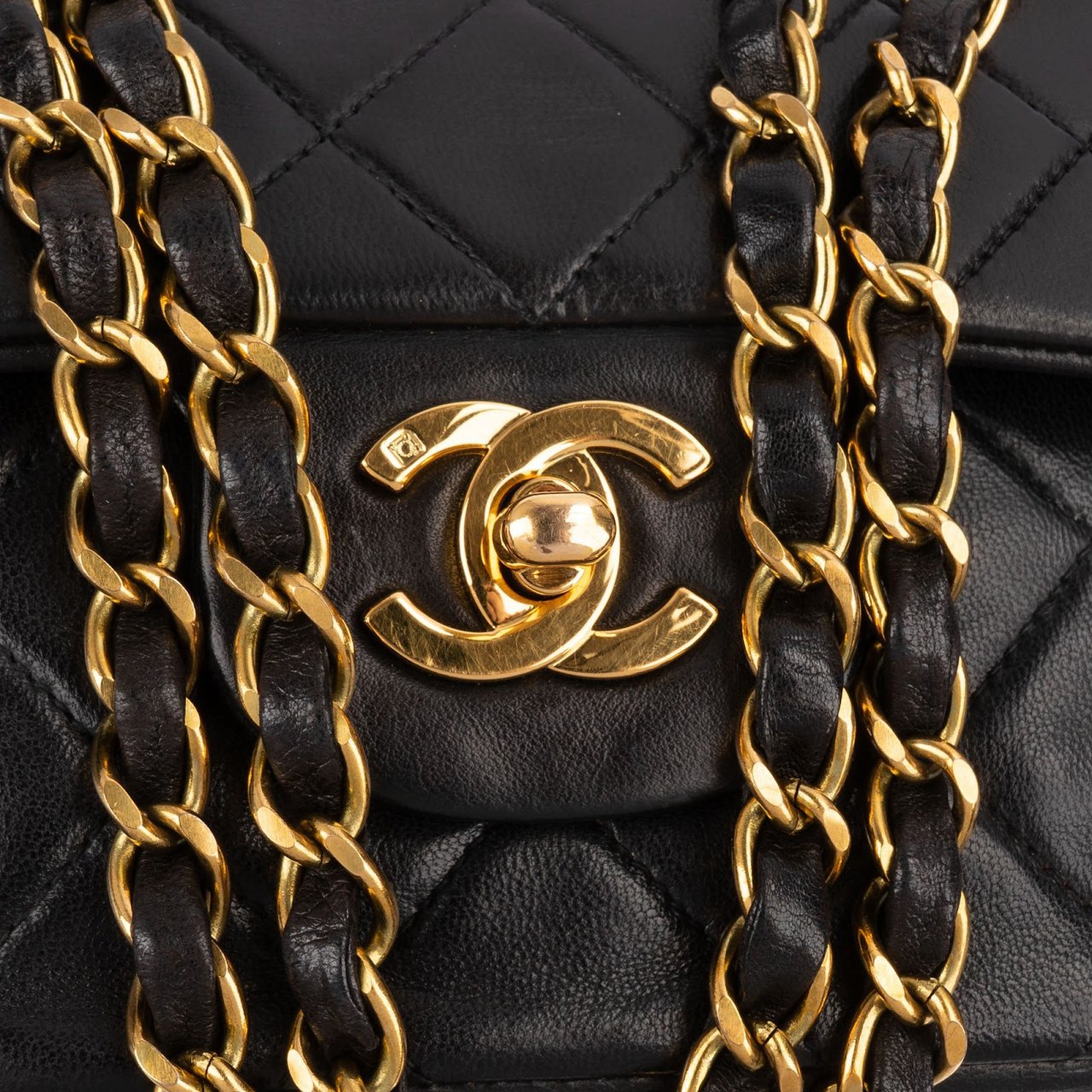 Chanel Quilted Lambskin Medium 24K Gold Double Flap Shoulder Bag Zwart