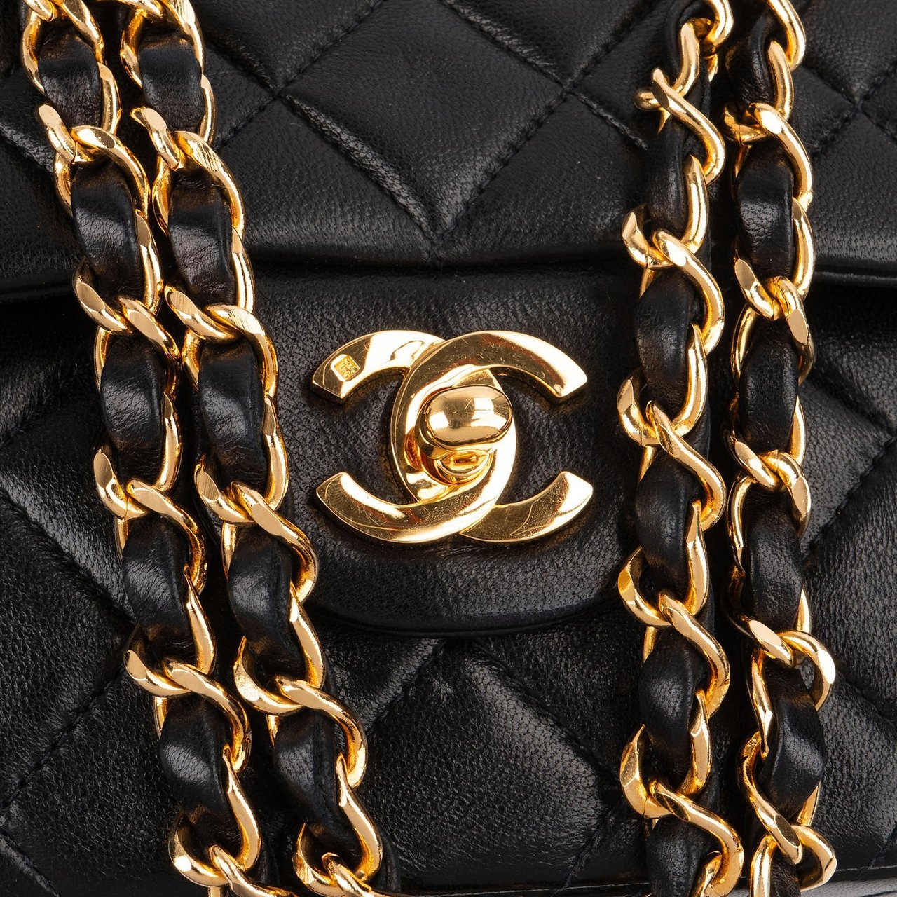 Chanel Quilted Lambskin Medium 24K Gold Double Flap Shoulder Bag Zwart