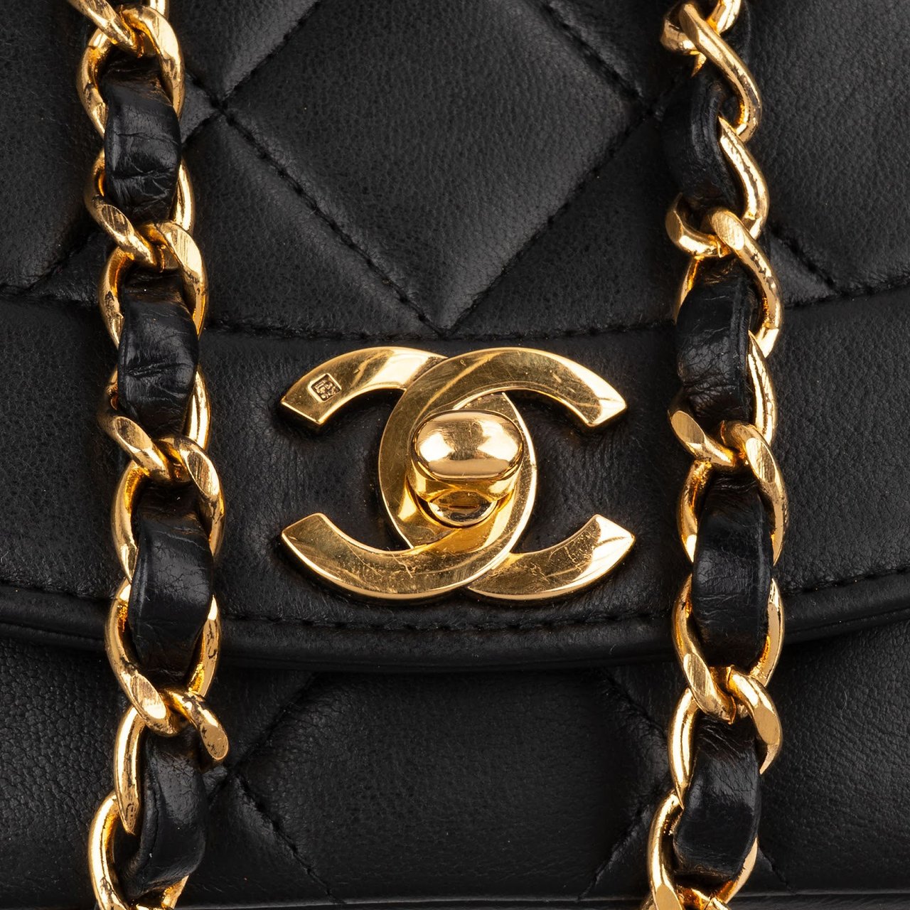 Chanel Quilted Lambskin Diana 24K Gold Single Flap Crossbody Bag Zwart