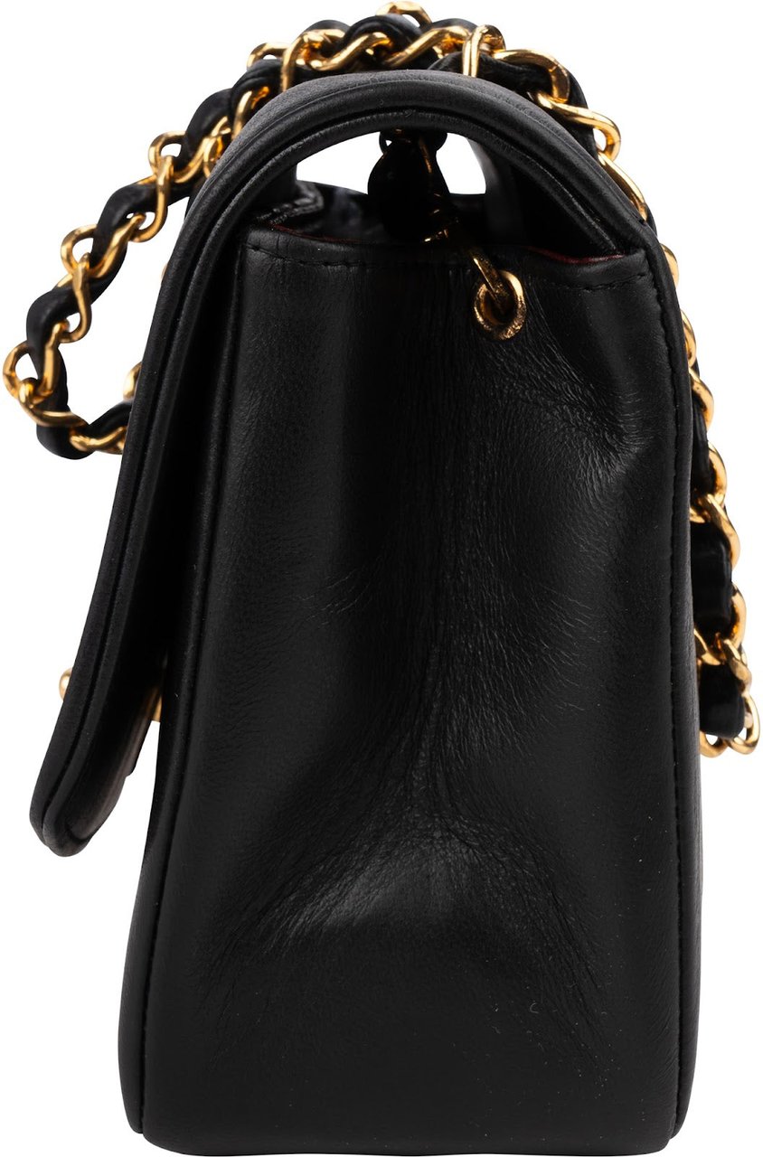 Chanel Quilted Lambskin Diana 24K Gold Single Flap Crossbody Bag Zwart
