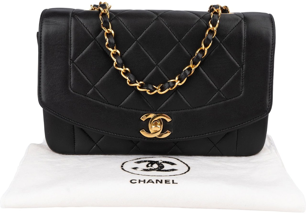 Chanel Quilted Lambskin Diana 24K Gold Single Flap Crossbody Bag Zwart