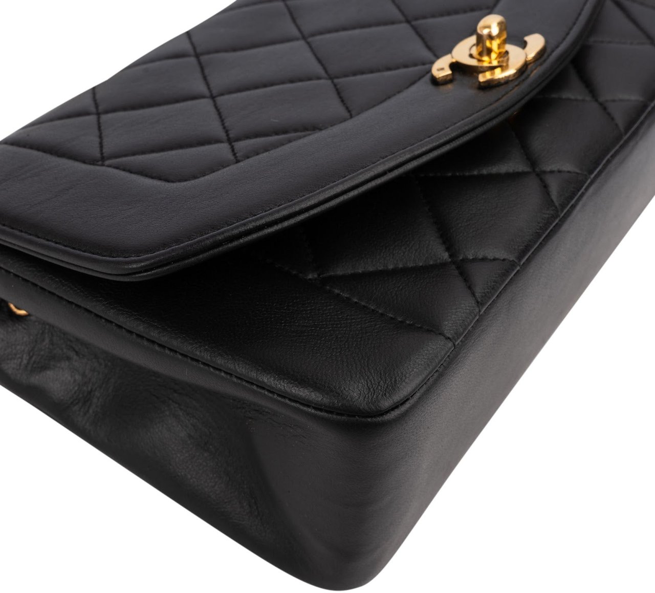 Chanel Quilted Lambskin Diana 24K Gold Single Flap Crossbody Bag Zwart