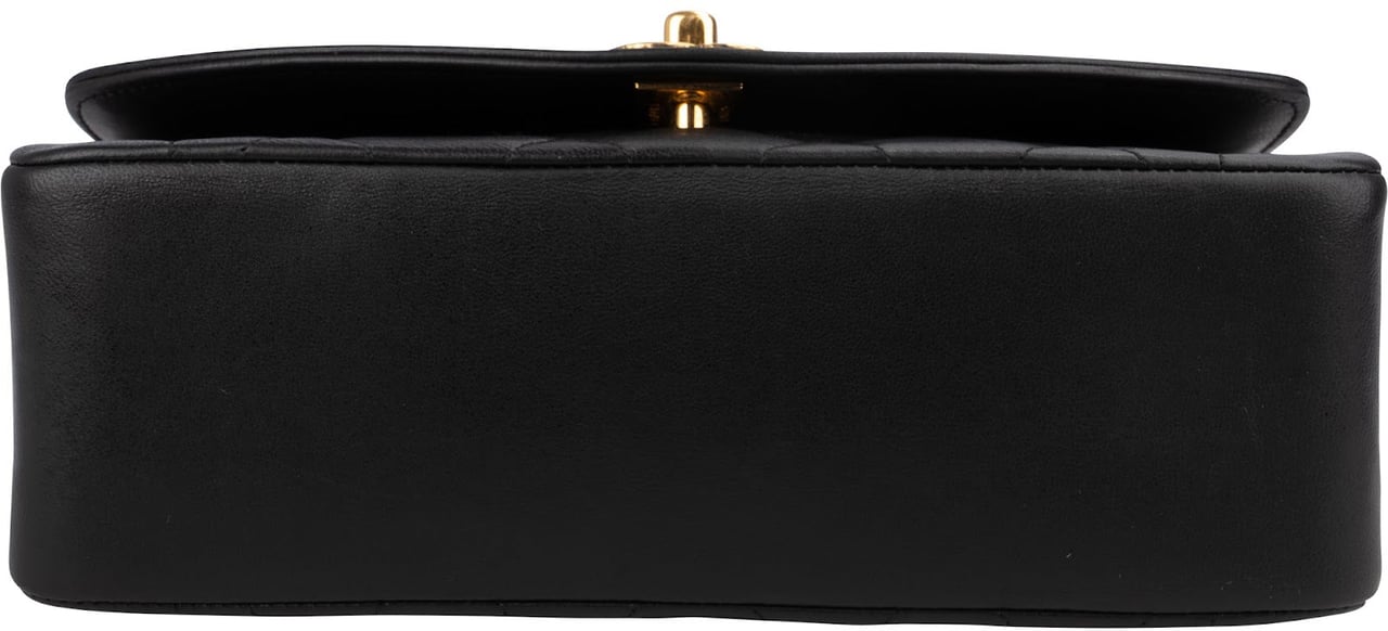 Chanel Quilted Lambskin Diana 24K Gold Single Flap Crossbody Bag Zwart