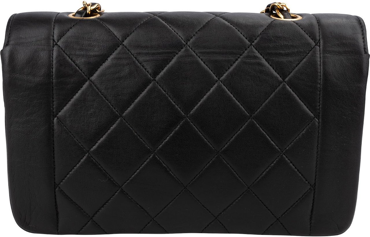 Chanel Quilted Lambskin Diana 24K Gold Single Flap Crossbody Bag Zwart