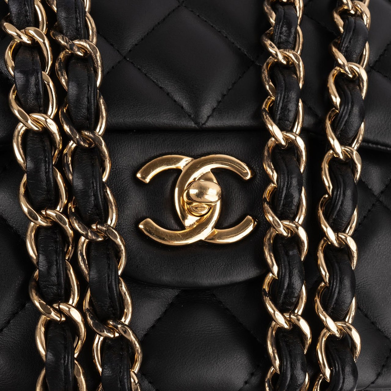 Chanel Quilted Lambskin Jumbo Double Flap Crossbody Bag Zwart