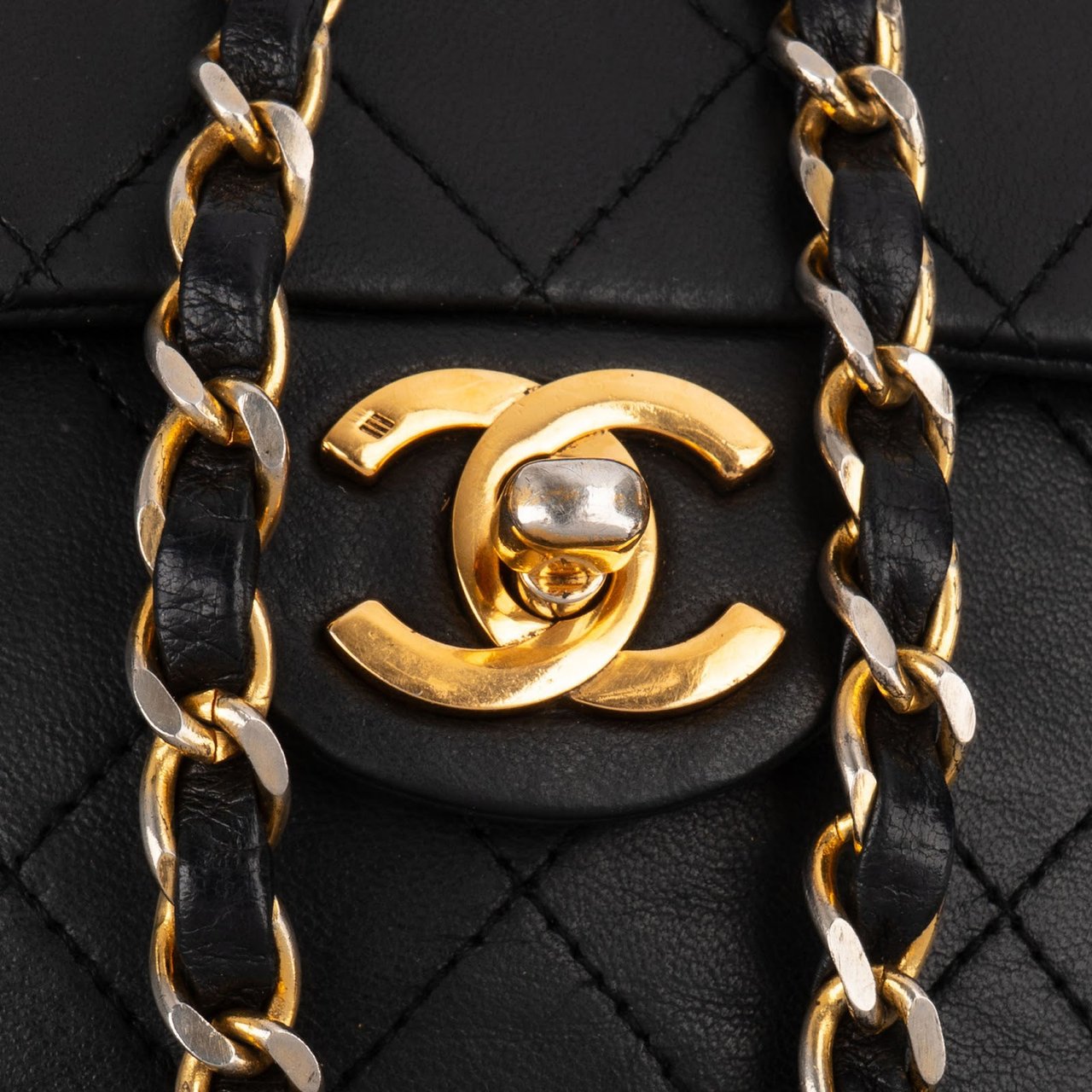 Chanel Quilted Lambskin Mini Rectangular 24K Gold Single Flap Crossbody Bag Zwart