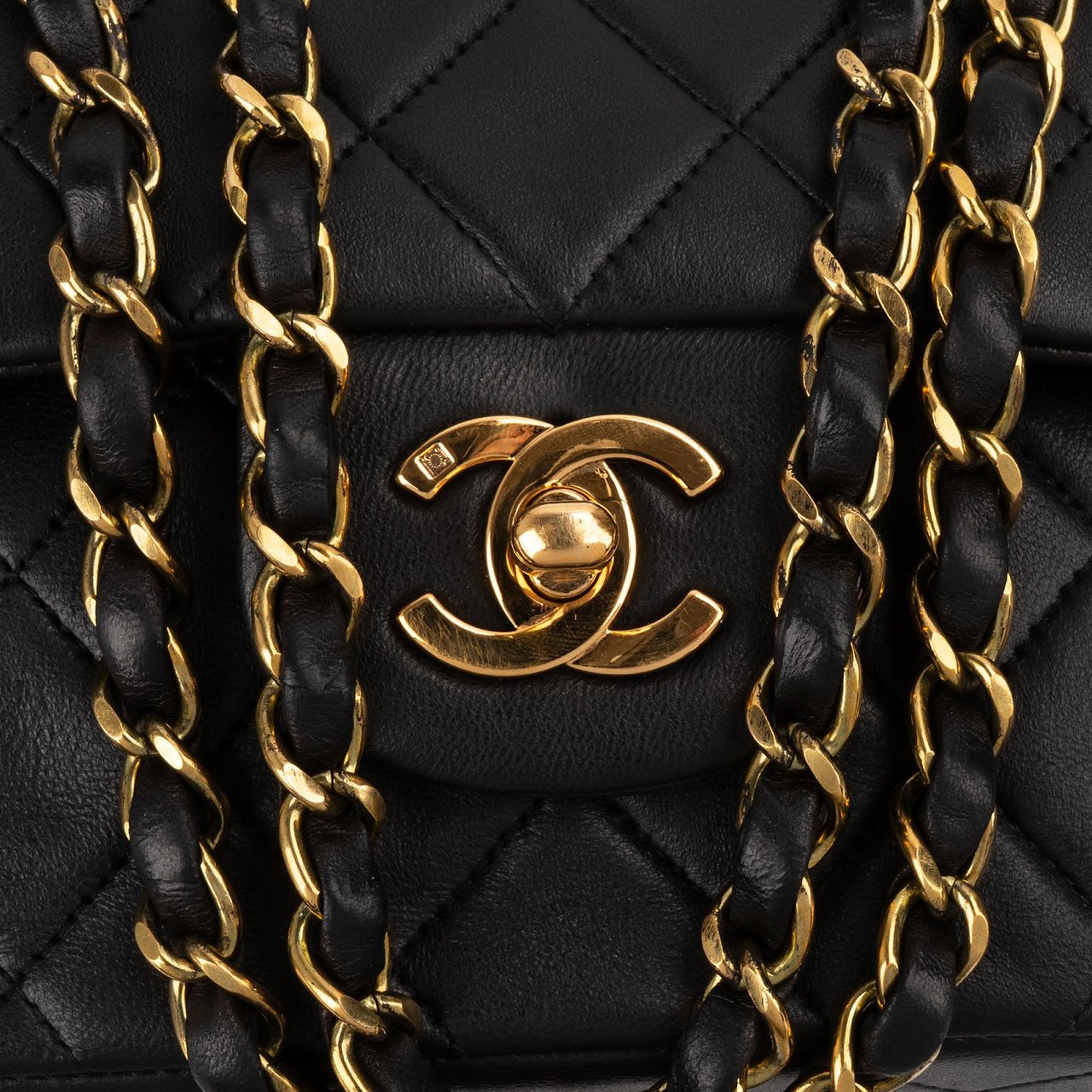 Chanel Quilted Lambskin Medium 24K Gold Double Flap Shoulder Bag Zwart