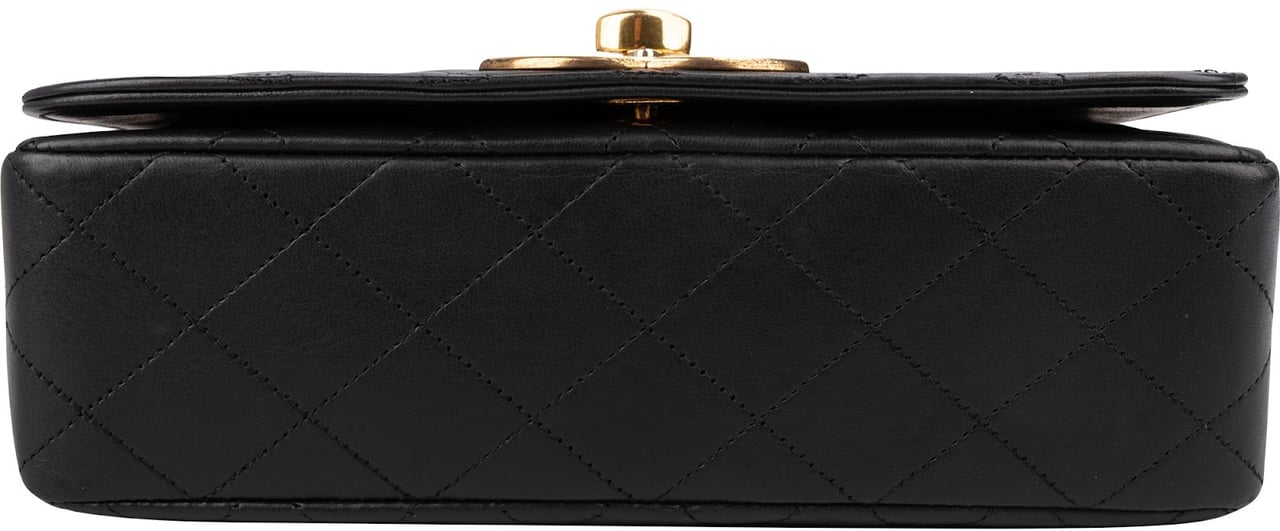 Chanel Quilted Lambskin 24K Gold Single Flap Shoulder Bag Zwart