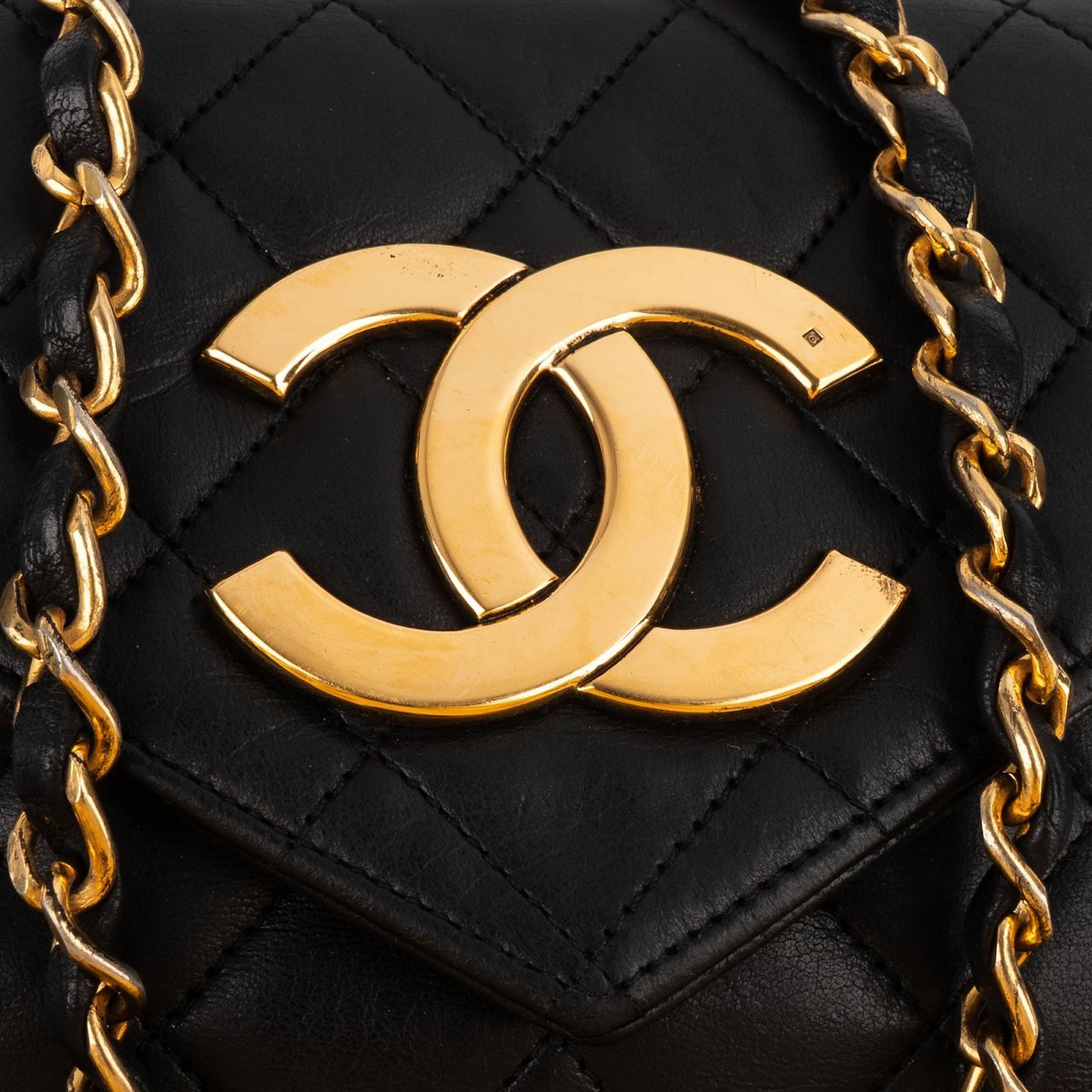 Chanel Quilted Lambskin CC Envelope Small 24K Gold Single Flap Crossbody Bag Zwart