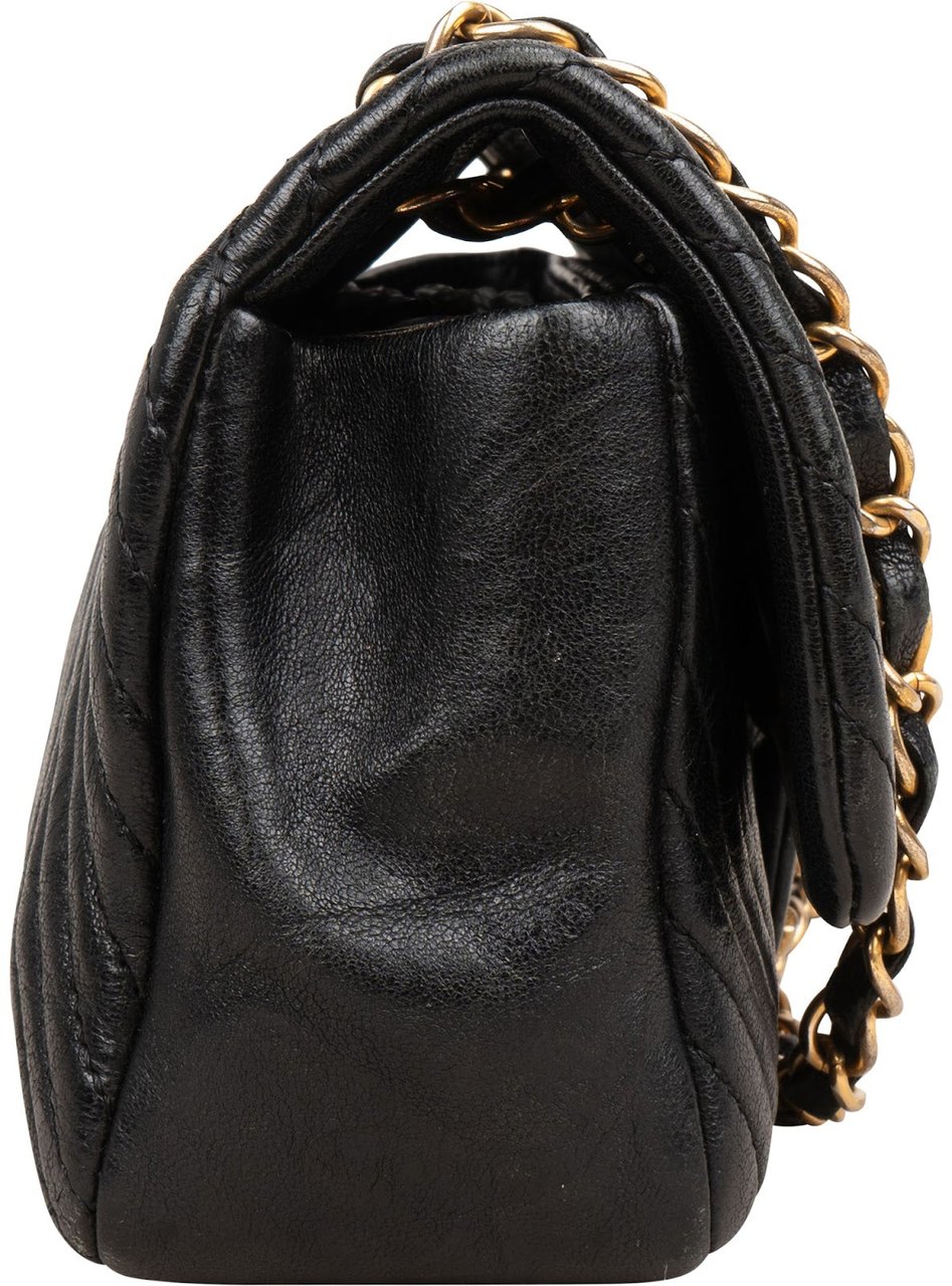 Chanel Quilted Lambskin Chevron Single Flap Crossbody Bag Zwart